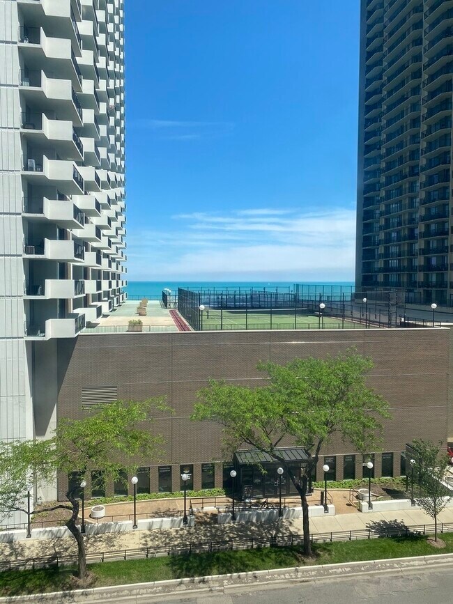 Building Photo - 6030 N Sheridan Rd