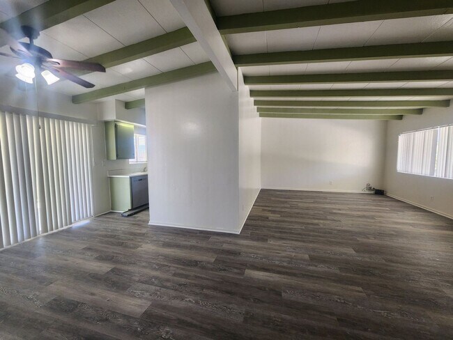 Building Photo - Newly Remodeled Large 3 Bedroom 2 Bath Home