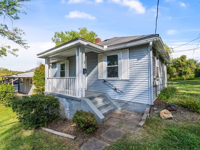 Building Photo - AVAILABLE OCT 1st! Don't miss this RENOVATED 2 bedroom in Penn Hills!