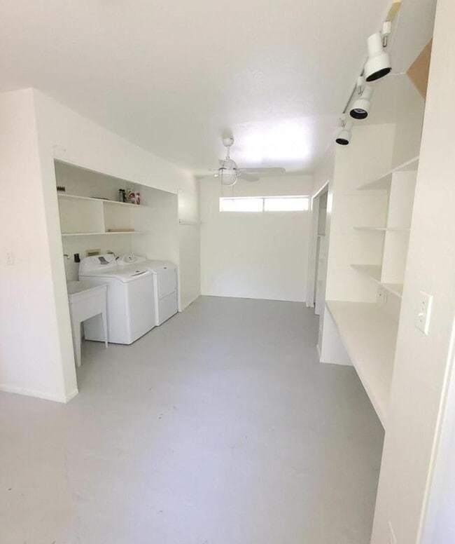 Building Photo - 1407 W Glenrosa Ave