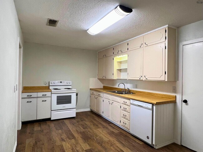 Building Photo - 615 S Clay St