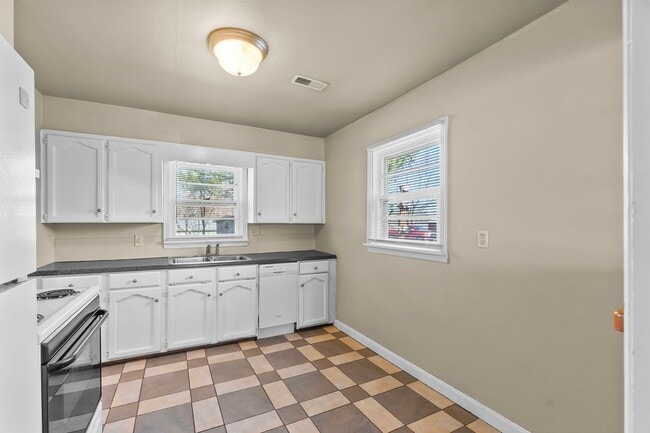 Building Photo - Updated Cozy 2 bedroom House
