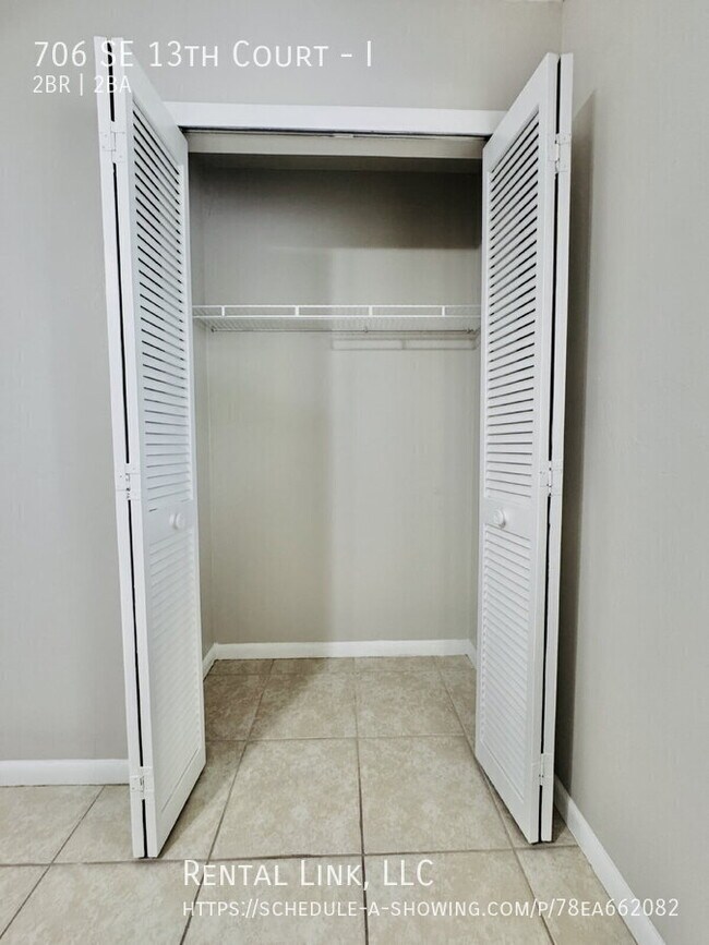 Building Photo - 706 SE 13th Ct