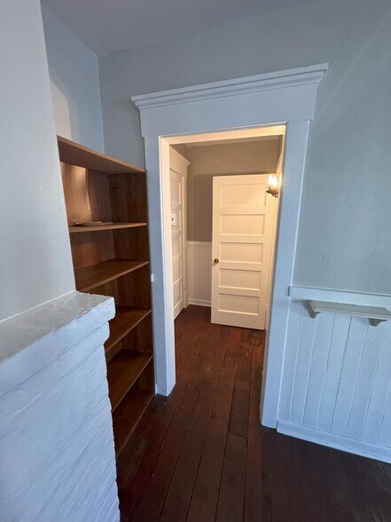 Front Entry in Apt - 20 Houston St