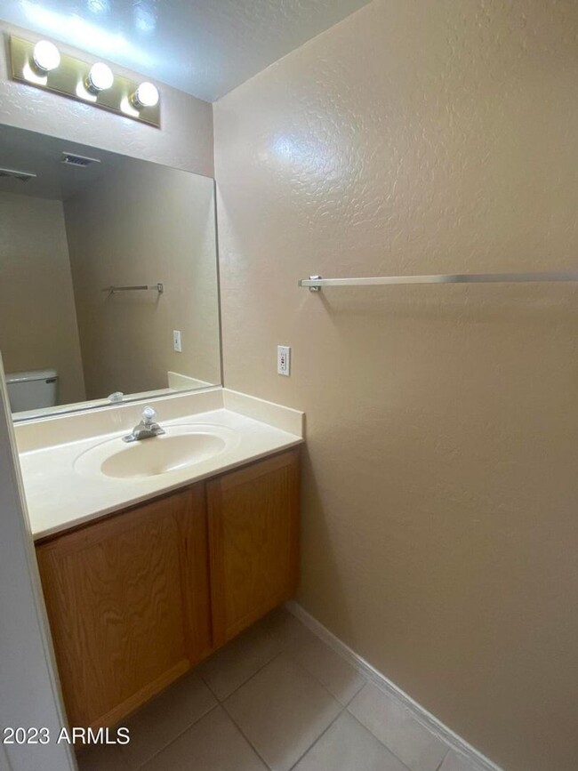 Building Photo - 2 bedroom townhome!