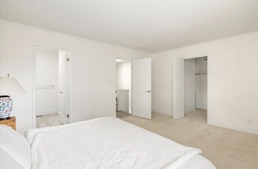 Master with walk in closet - 4647 Burgundy Ln