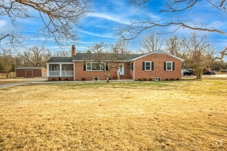 Building Photo - Remodeled 5 Bedrooms, 3 Full Baths