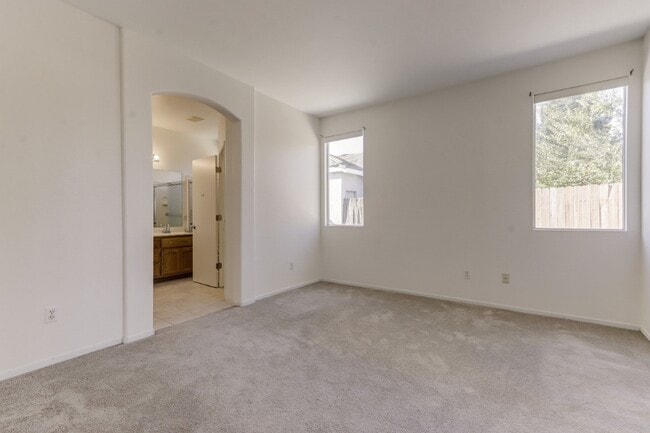 Building Photo - 9392 Lakepoint Dr