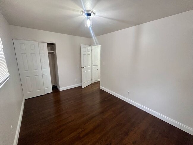 Building Photo - 5148 Fullerton Dr