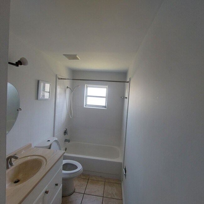 Building Photo - 1213 SW 48th Ter