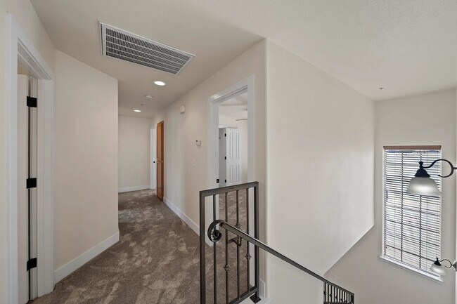 Building Photo - 5592 Diamond Ridge Dr