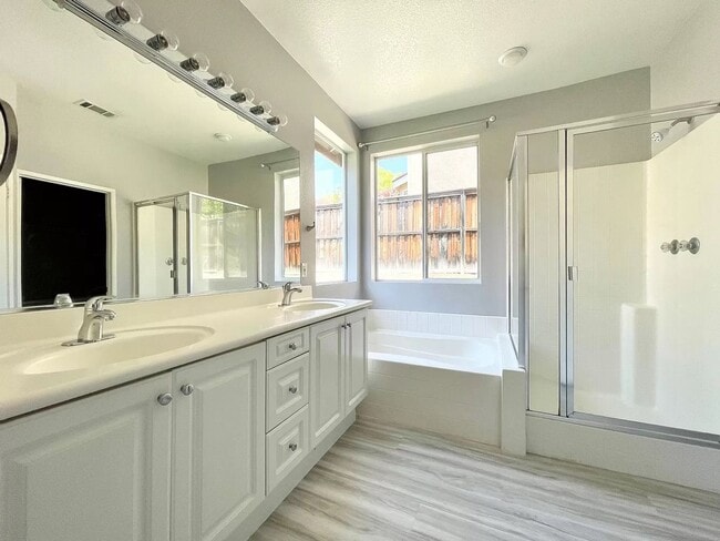 Building Photo - Charming Single-Story Home in Oceanside 3 Bedroom 2 Bath