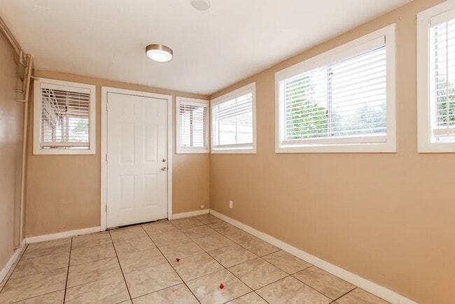 Building Photo - 1043 E Indianola Ave