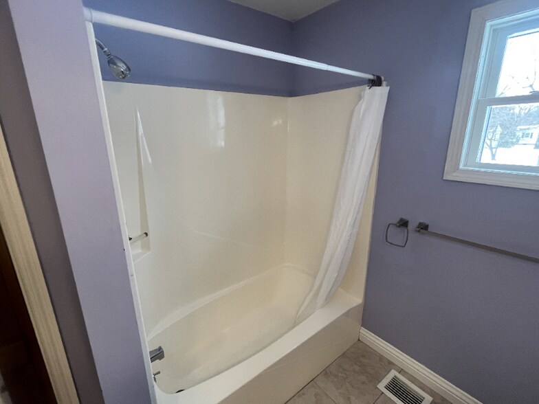 Building Photo - 559 Malletts Bay Ave