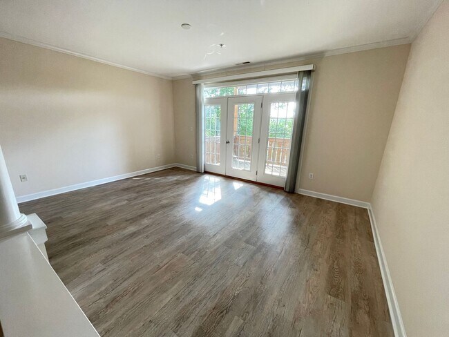 Building Photo - Wonderful location and features for this s...