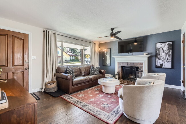Building Photo - Available September! Charming House for rent in the Crest Club neighborhood!
