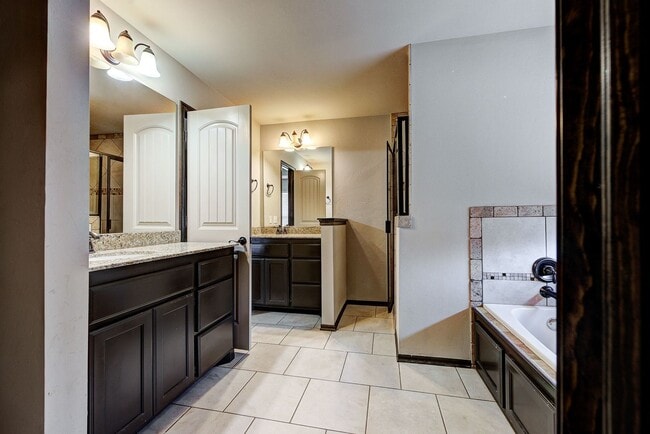 Building Photo - Spacious 3-Bedroom Home in Yukon – Modern ...