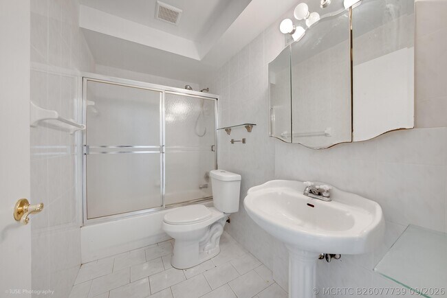 Building Photo - 2141 SW 23rd Ave
