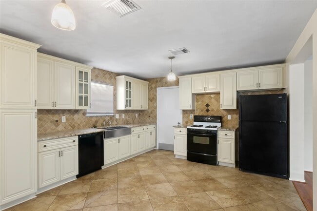 Building Photo - 5815 Clerkenwell Dr