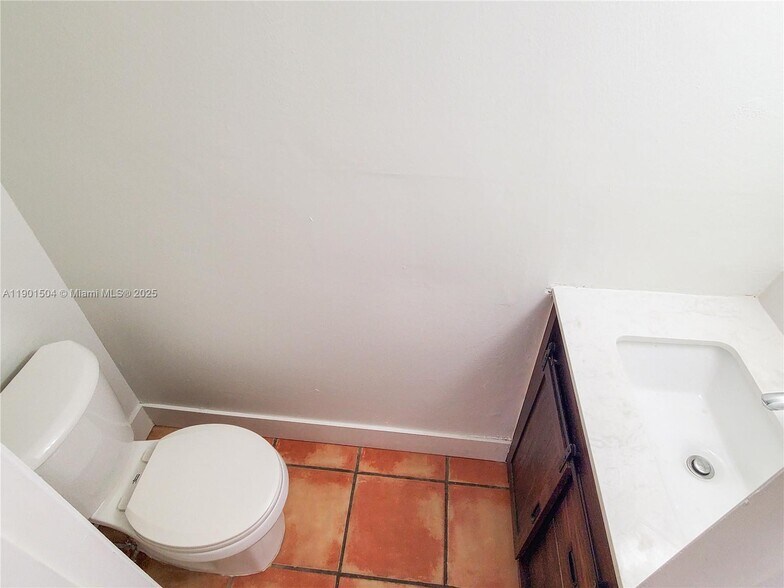 Building Photo - 1901 NW South River Dr