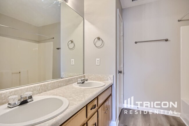 Building Photo - 928 Pin Oak Dr