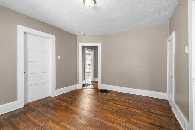 Building Photo - 2 Bedroom Pet Friendly Home For Rent Near APSU!