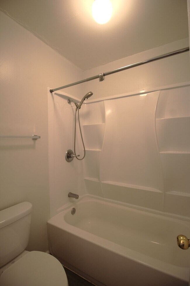 Building Photo - Beautifully upgraded 1 bedroom end unit!