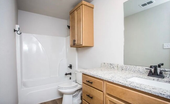 Building Photo - 3 Bedroom 2.5 Bathroom Townhome in Prime L...