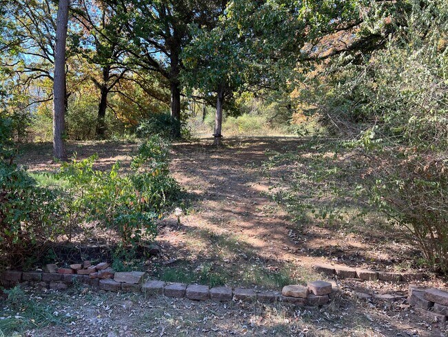 Building Photo - 3 bed 1 Bath 1 Car Garage Home in Nice Nei...