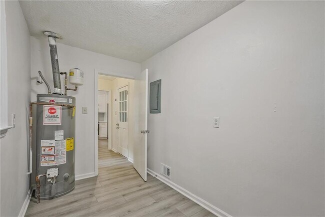 Building Photo - 2041 Collinswood Dr