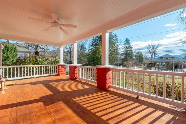 Building Photo - Charming Black Mountain Rental!