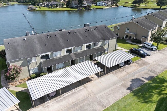 Building Photo - 68 April Point Dr S