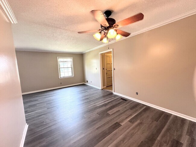 Building Photo - 2105 Hobson Ct