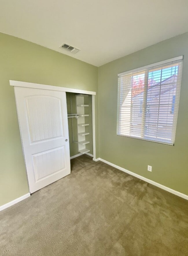 Building Photo - Beautiful and Sunny Home in Roseville Awai...
