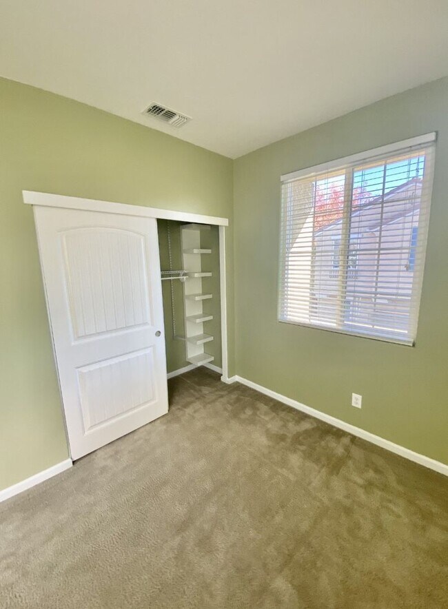 Building Photo - Beautiful and Sunny Home in Roseville Awaits!