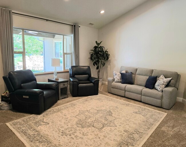 Building Photo - 3209 Silver Fox Dr