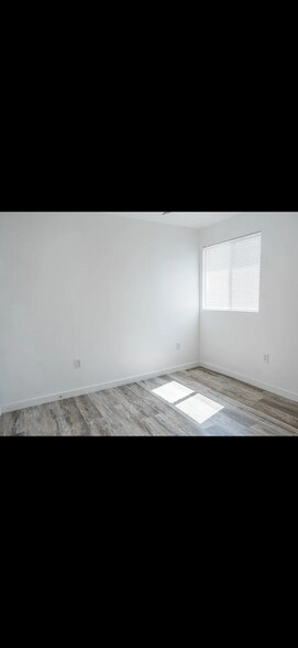 Building Photo - 8921 Cottonwood Ave