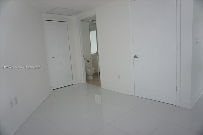 Building Photo - 475 Brickell Ave