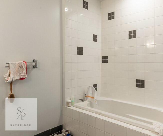 Building Photo - "Luxurious 2-Bedroom Furnished Condo with Scenic Views & Pool at 1100 Wilshire!"