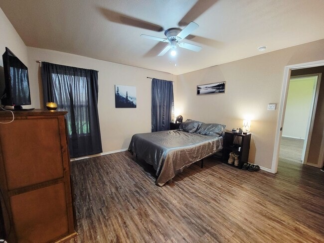 Building Photo - HALF OFF First Month!! Super cute 3/2/1 in...