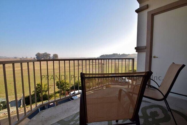 Building Photo - Top Floor Condo w/Views and Washer/Dryer!