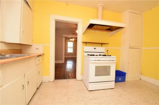 Building Photo - 5110 Evans Ave