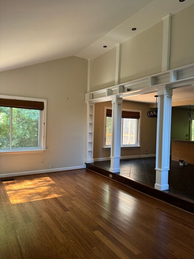 Building Photo - 3/4 Bedroom Single Family Home right off M...