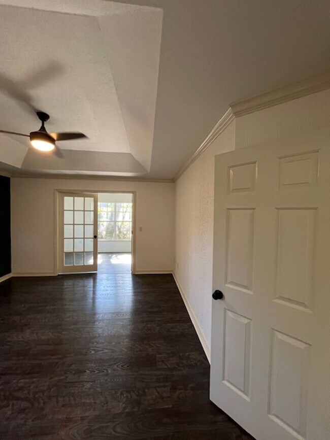 Building Photo - Beautiful and completely Renovated 3/2 fen...