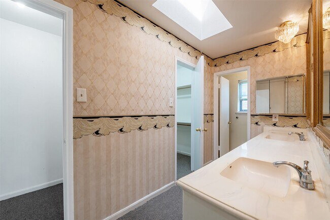 Building Photo - 1915 Mustang Springs Dr