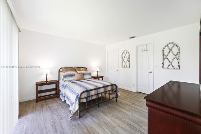 Building Photo - 1194 Hyacinth Pl
