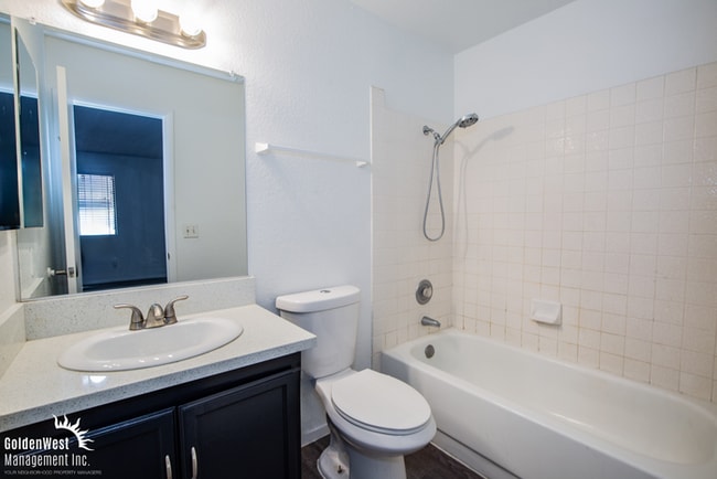 Building Photo - Charming 2Bdm 2Ba Upstairs Condo with Fireplace in Baycliff Creeks at The Lakes!