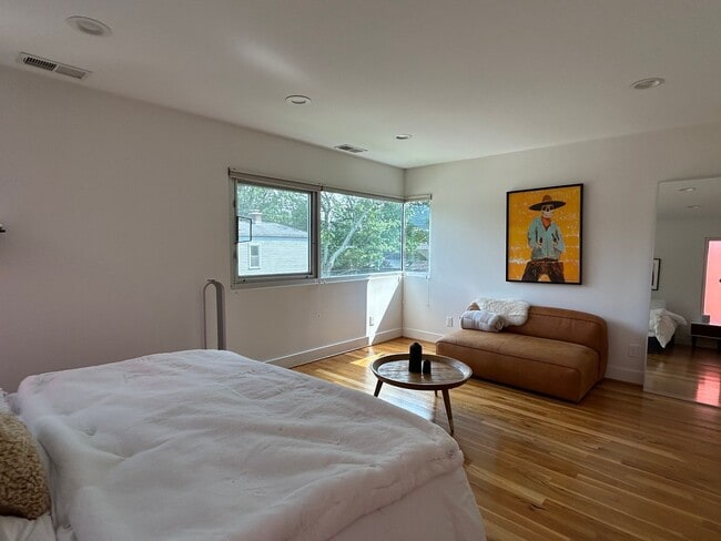 Building Photo - Modern 3 Bed 3 Bath Highlands Home