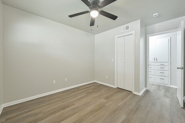 Building Photo - 1021 W Woodcrest Dr