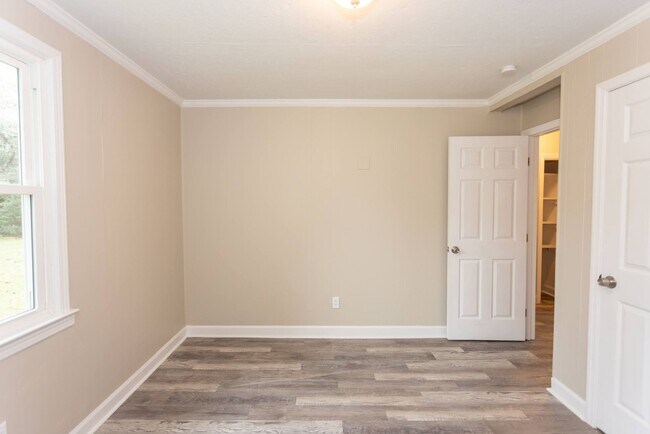 Building Photo - Welcome to this beautiful 1 bedroom and 1 bath unit in a stellar location!
